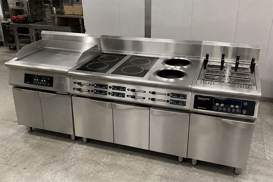 Commercial Induction Cooking vs Gas: Which Is Better for Restaurants? 1 Modular commercial kitchen equipment featuring induction cooking range, induction wok station, pasta cooker and flat-top griddle in a seamless stainless steel cooking suite.