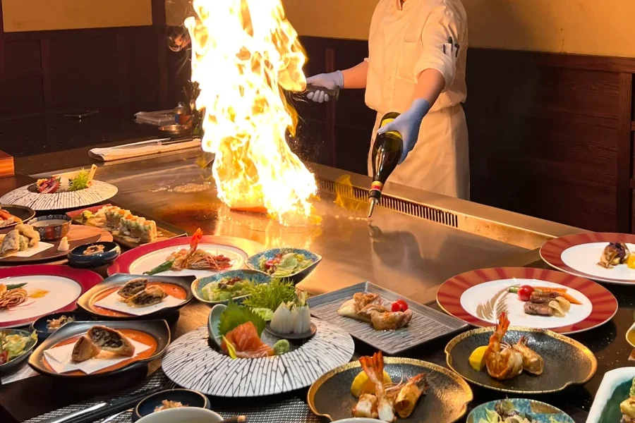 Versatile teppanyaki commercial unit for energy-efficient and interactive cooking in restaurants.