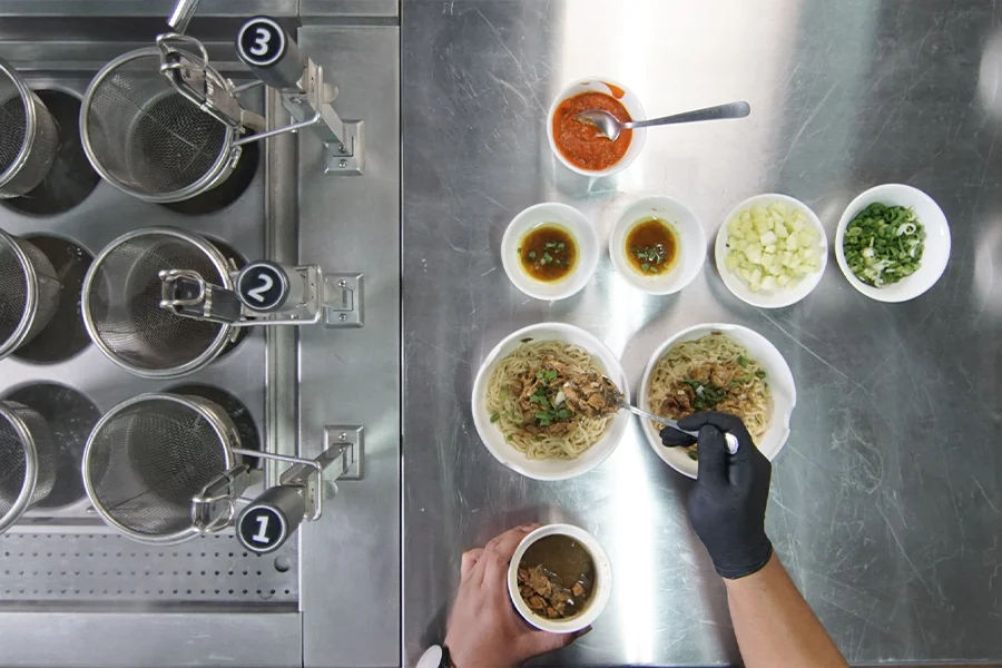 Commercial pasta and noodle cooker with rapid heating system