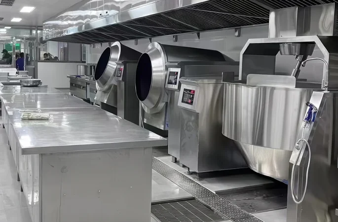 Large capacity boiling kettle in central kitchen setup