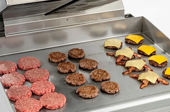 **alt标签**：Clamshell griddle for efficient and even cooking in commercial kitchens